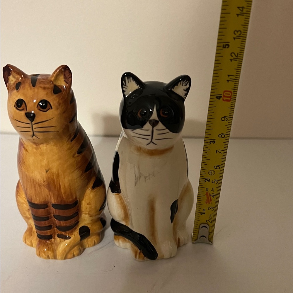 Vintage Cat Salt and Pepper Shakers. Tabby cat and black and white cat. - Picture 6 of 6